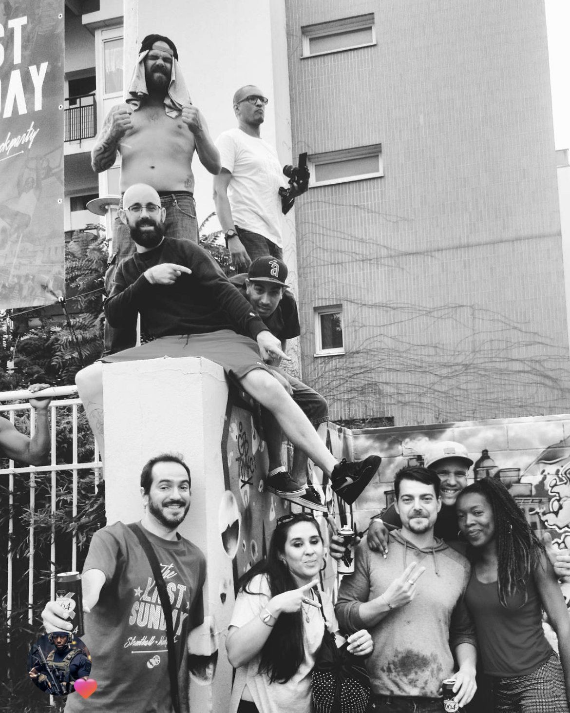 La bande d'anciens, en noir et blanc