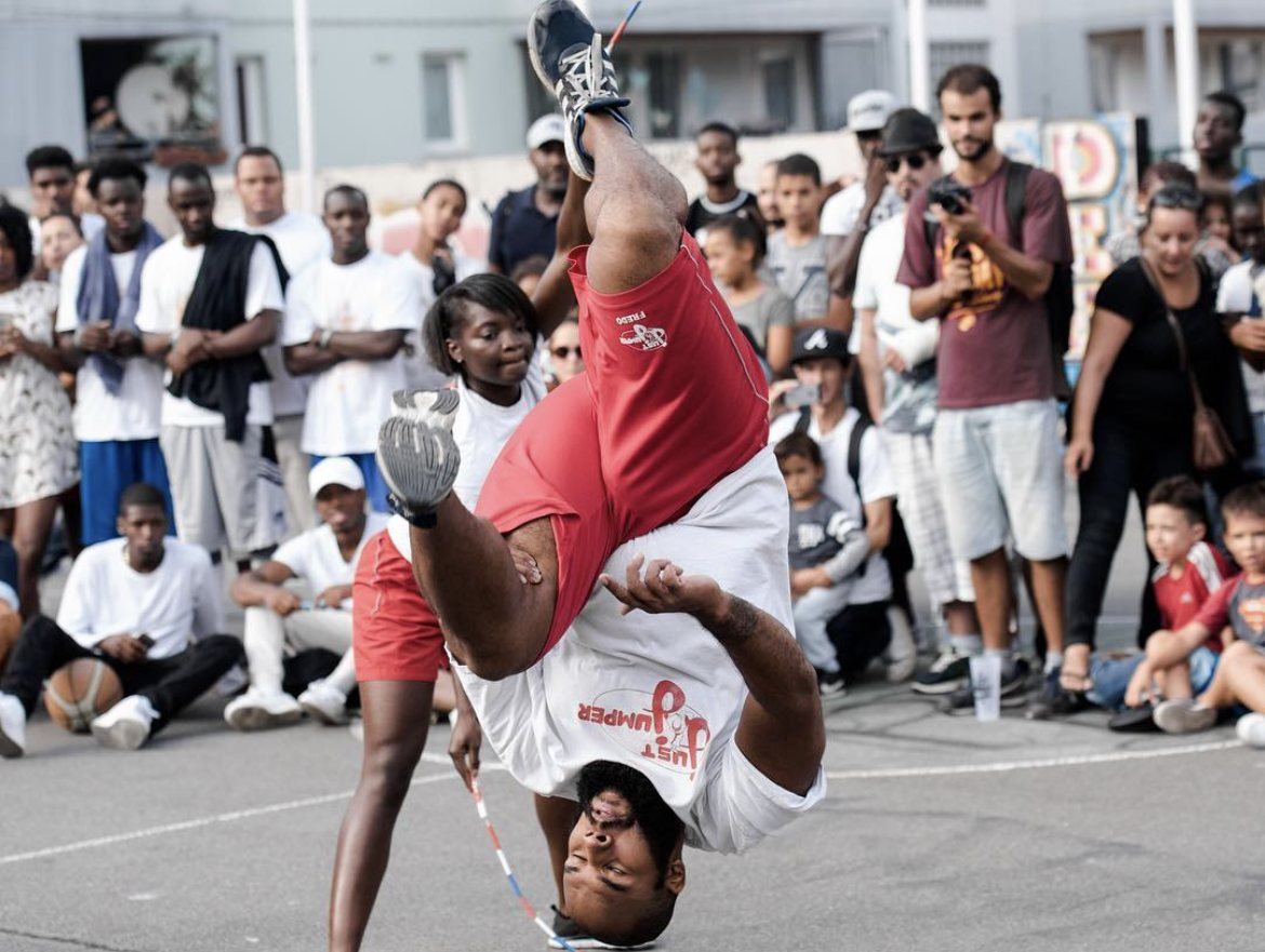 Figure de danse acrobatique devant le public